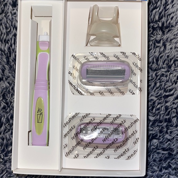 Ipsy refreshments razor LUXE 5-BLADE
RAZOR KIT • Built-in soothing strip - Picture 3 of 4